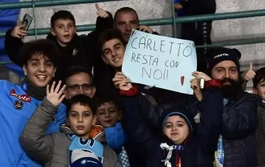  На трибуните привържениците на "Наполи" също се вълнуваха от съдбата на Анчелоти. "Карлето, остани с нас", гласеше един от издигнатите надписи.