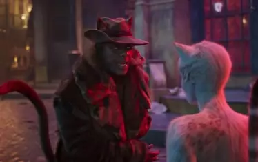 Идрис Елба като злодея Макавити и "малкото коте" Виктория.