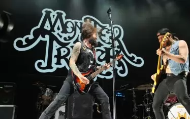 "Монстър трък" подгряха с около 50-минутен сет важните гости. 