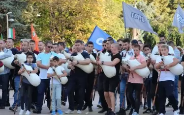 Деца и гайди на откриването на кампанията на ГЕРБ - Добрич.