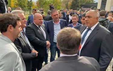 Пламен Манушев (вторият от ляво) и съпартийци на следизборна раздумка с Борисов - чрез странен език на тялото.