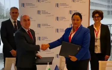 Сочно зелено. Лиляна Павлова подписва договор за подкрепа на екологичното производство на олово и цинк. 