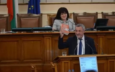  Валери Симеонов се бе подготвил за дебата с книга на проф. Сачев.