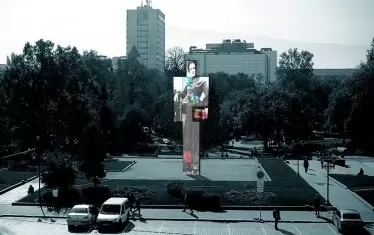 Инсталацията "Един човек" ще остане една година в пространството зад бившия мавзолей.