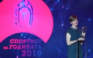 В отсъствието на победителя статуетката "Спортист на годината" получи носителката на приза за 1998 г. Екатерина Дафовска.