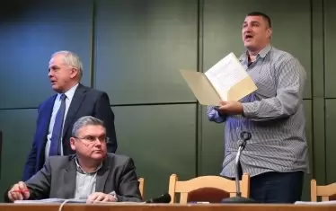 Любомир Ганев показва пълномощното, дадено му от Данчо Лазаров.