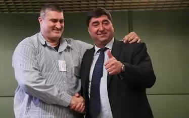 Предизборната надпревара между Любомир Ганев и Борислав Кьосев приключи с приятелска прегръдка между някогашните съотборници в ЦСКА, "Кунео" и националния отбор.