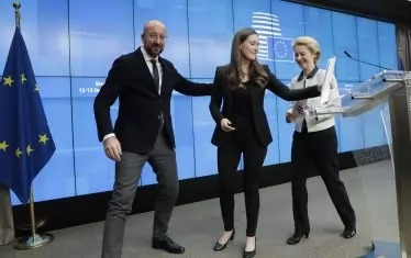 Встъпилата на 1 декември в длъжност ЕК трябва да приеме до края на 2020 г. следващия бюджет. На снимката - председателя на Европейския съвет Шарл Мишел, премиерката на Финландия  - Сана Марин, и Урсула фон дер Лайен, председател на ЕК