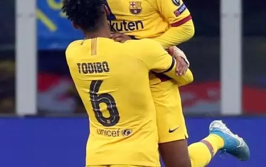 Френският защитник на "Барселона" Жан-Клер Тодибо (в гръб) е вдигнал Ансу Фати след гола на тийнейджъра във вратата на "Интер".