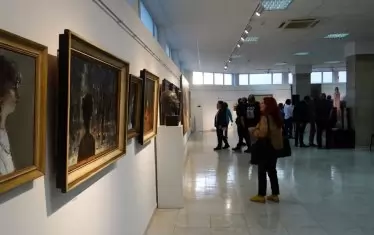  Картините на "художествената династия" ще бъдат експонирани в Града на хумора до 19 януари.