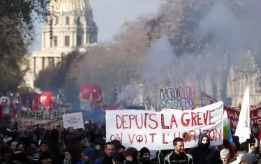 По улиците във Франция излязоха войнствено настроените членове на профсъюза на железничарите  а също адвокати, учители, медицински сестри, работници в рафинерии, шофьори на камиони и др., недоволни от предложенията за реформа на пенсионната система.