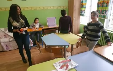  В България вече няма помощни училища, а центрове за специална образователна подкрепа. Преди да стигнат до училище обаче децата с проблеми се нуждаят от много сериозна подкрепа. 