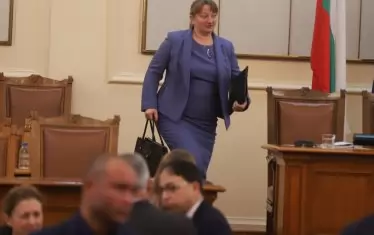 Решението за отлагане на закона е всъщност отказ от правене на политика и бягство от отговорност - коронният номер на управляващите, който обаче този път изглежда особено отблъскващо. Социалната министърка го представи като диалогичност.