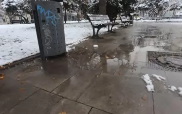 След дъжд и сняг в градинката на "Св. Седмочисленици" се събира и задържа вода.