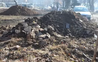 Една от централните части на София продължава да изглежда като строителна площадка. 