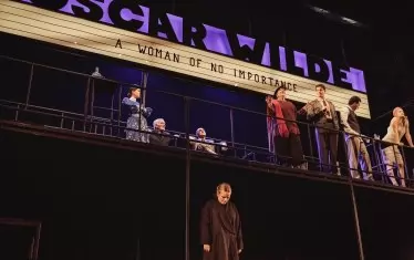 Сценографията акцентира върху класовото разделение в творбата на О. Уайлд.