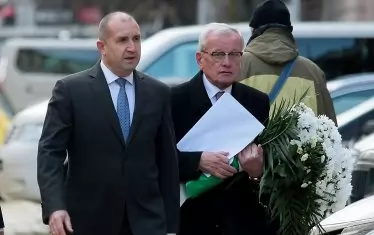 Румен Радев пристига за поклонението. 