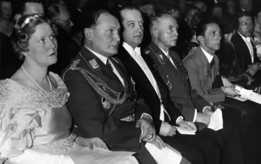 Посланик Юзеф Липски (в средата) седи до Херман Гьоринг (с униформата). На преден план е втората съпруга на Гьоринг Еми Зонеман. Отдясно на Липски са Карл Едуард, херцог Сакс-Кобург-Готски, и Йозеф Гьобелс. Снимката е направена при откриването на Немско-полския институт в Берлин през февруари 1935 г.