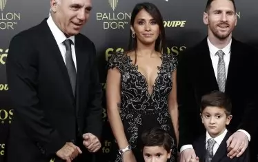 Аржентинецът, съпругата му Антонела и две от децата им бяха въведени в залата от Христо Стоичков, носител на "Златната топка" от 1994 г.