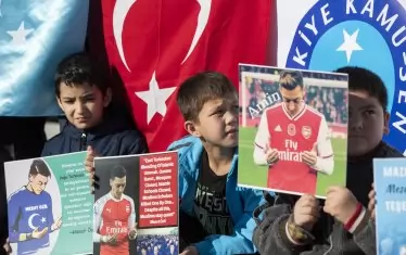 На фона на гневното отношение на китайските власти турци и уйгурци подкрепиха заедно Йозил заради позицията му на демонстрация в Истанбул.