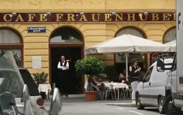 В кафе „Фрауенхубер“ във Виена свирели пред посетителите Моцарт и Бетовен. Моцарт свирел тук в последните години от живота си. Бетовен, който се преселил във Виена, се прочул като пианист. Едно от местата, където можело да бъде чут, е „Фрауенхубер”.



