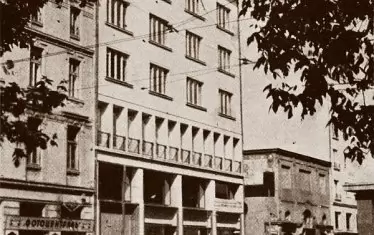  Пред Виенската сладкарничка в стара София китаристът пееше, седнал на бордюра. Елегантна покана да влезеш.

