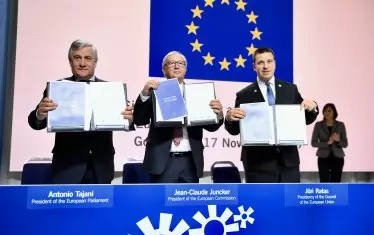  Инициаторът на Европейския стълб на социалните права Жан-Клод Юнкер (в средата) - бивш председател на Еврокомисията - позира гордо с току-що подписания документ на церемония в Гьотеборг, Швеция, на 17 ноември 2017 г. заедно с бившия председател на Европарламента Антонио Таяни (вляво) и естонския премиер Юри Ратас, чиято страна тогава бе ротационен председател на Съвета на ЕС.