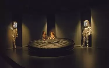 Сценичното пространство търси алюзия с космически кораб. 