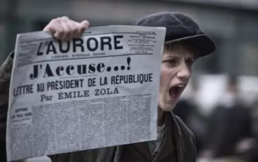 За пръв път аферата "Драйфус" е разкрита пред обществото от писателя Емил Зола, който пише разгромителната уводна статия "Аз обвинявам" във в. "Зора", вдъхновен от показанията на полк. Пикар. 