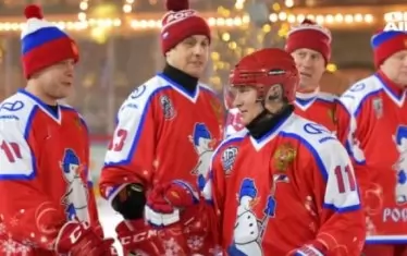 Президентът Путин поигра хокей в центъра на Москва 