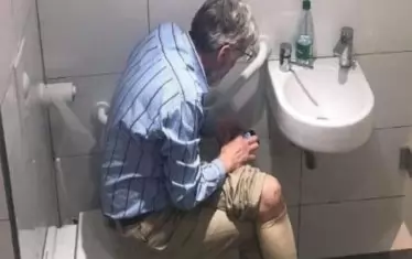 Гросмайстор Игорс Раусис беше заснет със скрита камера как разучава шахматни стратегии в тоалетната по време на турнира в Страсбург.