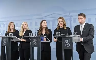  Санна Марин - в средата, с част от новите министри в правителството си. Жените, както и тя, са под 35-годишна възраст и са лидерки на четири от петте партии в управляващата коалиция.