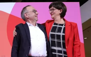 Новите лидери на социалдемократите - Норберт Валтер-Борянс и Саския Ескер, са по-ляво настроени, те са против участието в Голямата коалиция, но засега няма да правят резки ходове.