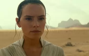  Дейзи Ридли за трети път в ролята на Рей - вехтошарка с въпросителна в родословното дърво. 