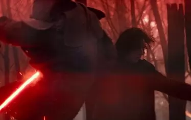 Четири години след първата си изява като Бен Соло/Кайло Рен, Адам Драйвър вече се е доказал като отличен актьор. Неговият герой е най-добре развитият и изигран в тази трилогия. 