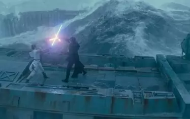  В една от най-зрелищните сцени Рей и Кайло Рен се сражават върху останките от разбитата "Звезда на смъртта". 