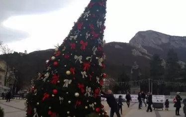От силния вятър Коледното дърво на площада във Враца се килна като кулата в Пиза.