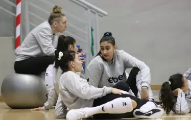 Женската селекция на България има планирани общо три приятелски мача срещу Хърватия преди заминаването за Апелдорн - първата среща на 30 декември завърши наравно 2:2 (-22, -22, 19, 18), втората трябваше да се играе снощи, а последната е насрочена за днес.