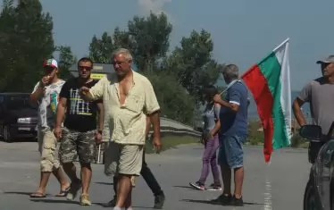  Уж щеше да ни защитава държавата, а иска да ни погуби - ядосват се протестиращите при Крушаре.
