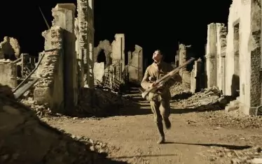 Нощната сцена в средата на филма е шедьовър на режисурата, операторската работа, осветлението и сценографията. 