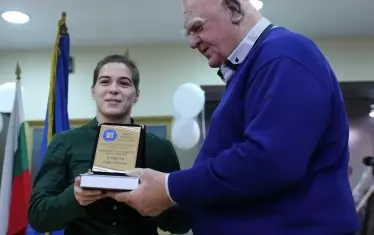 Абександър Томов връчва плакета на Тайбе Юсеин