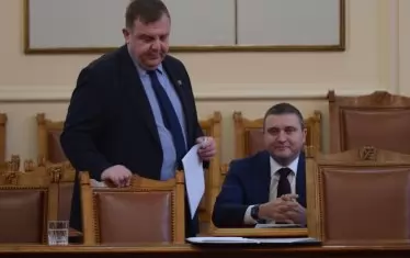 Шансът Каракачанов да върне казармата е точно толкова голям, колкото да стане милионер от търкане на талончета. Вероятността Горанов да монополизира търкането също е малка, но нищо - опитват.