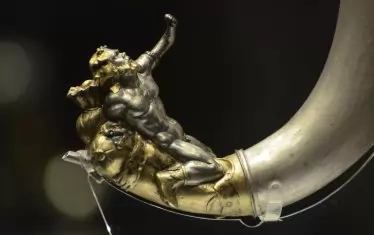  Сребърен ритон с фигура на  Силен, полегнал върху винен мях от кожата на пантера.