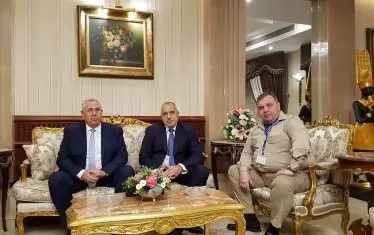 На снимката Борисов и Каракачанов излъчват самочувствие, че са защитени от общественото мнение и грам не ги вълнува дали спазват протокола, дали вредят на имиджа на държавата или друго.