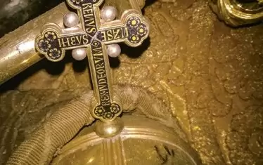  Скиптърът в гробницата на императора. 