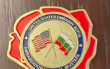 Значка от Херо за Бойко. От догодина се въвежда вековна традиция значката да се хвърля в Перловската река на Бокоявление. Активисти на МГЕРБ ще се състезават кой ще грабне значката, както Доналд Тръмп грабва, каквото там обича да грабне. 