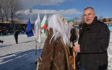  Кметът Апостол Апостолов е покровител на кукерското изкуство.