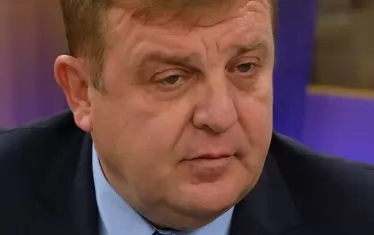 Друг субект на строително-монтажните работи в интернет - Иван Червенков, спекулира с вътречерепното съдържание на военния министър. 