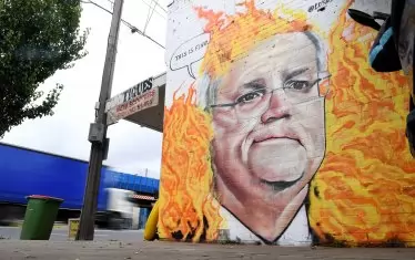 Ето така рисуваха австралийския премиер Скот Морисън, когато си хвана шапката и отлетя към Хавай по време на огнения ад.