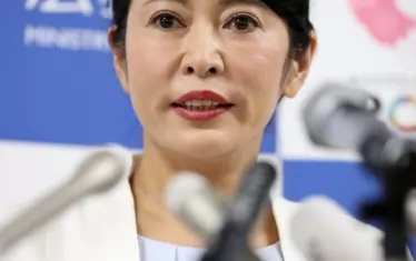 Японската министърка на правосъдието Масако Мори изрази гняв от твърденията на бизнесмена беглец за нечовешко отношение по време на следствието срещу него.